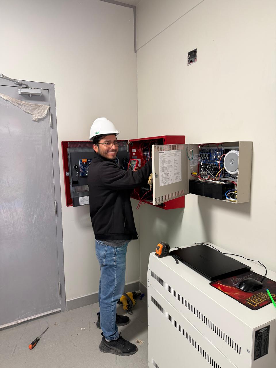Panel de control Simplex 4100ES instalado en el Hospital de Belempampa, Cusco